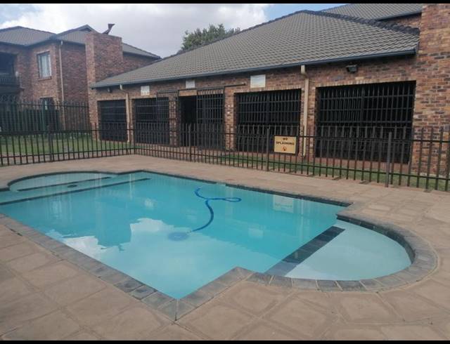 2 BEDROOM TOWNHOUSE FOR SALE IN SONNEVELD